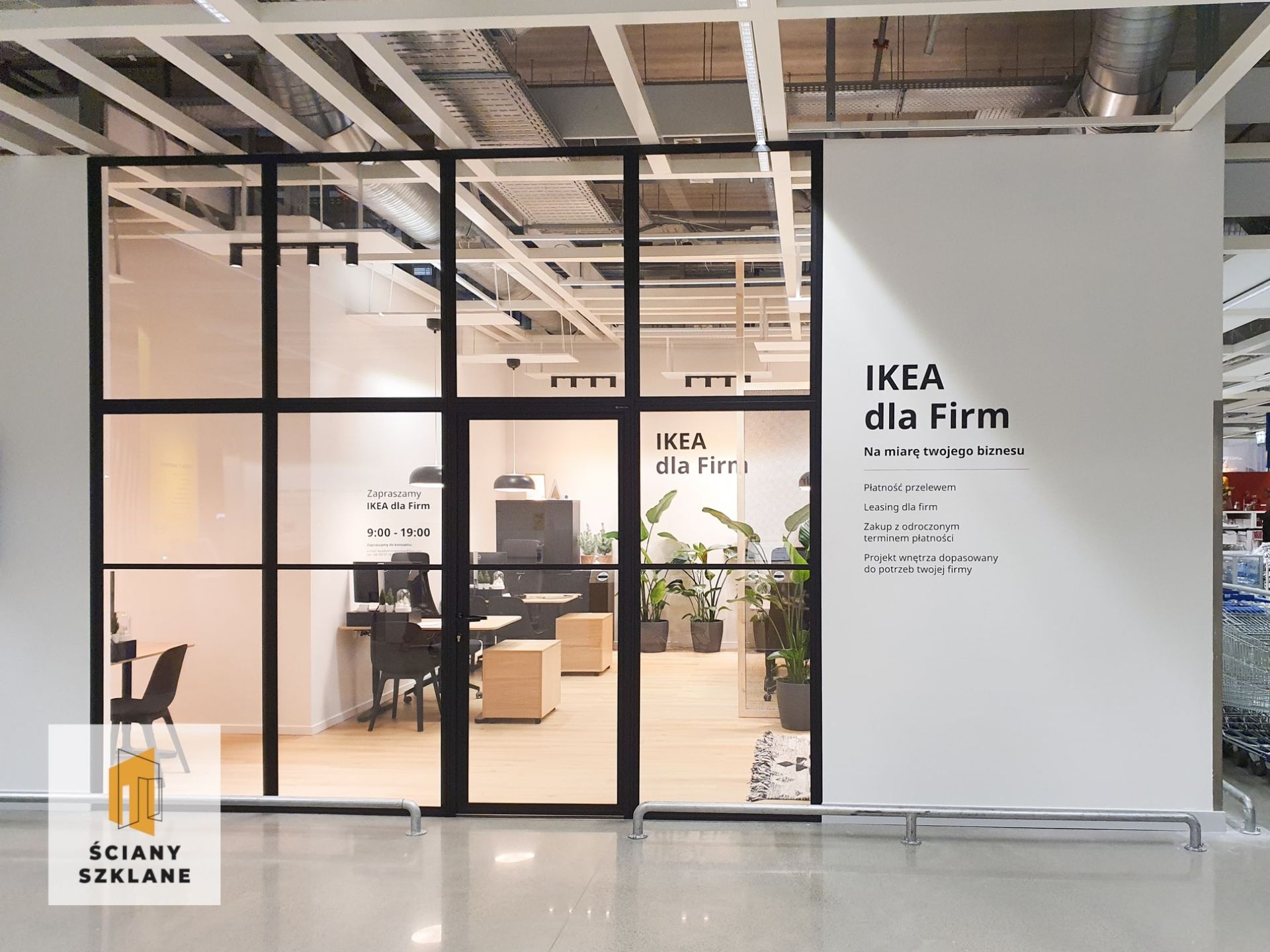 ściana szklana z drzwiami skrzydłowymi w przestrzeni biurowej